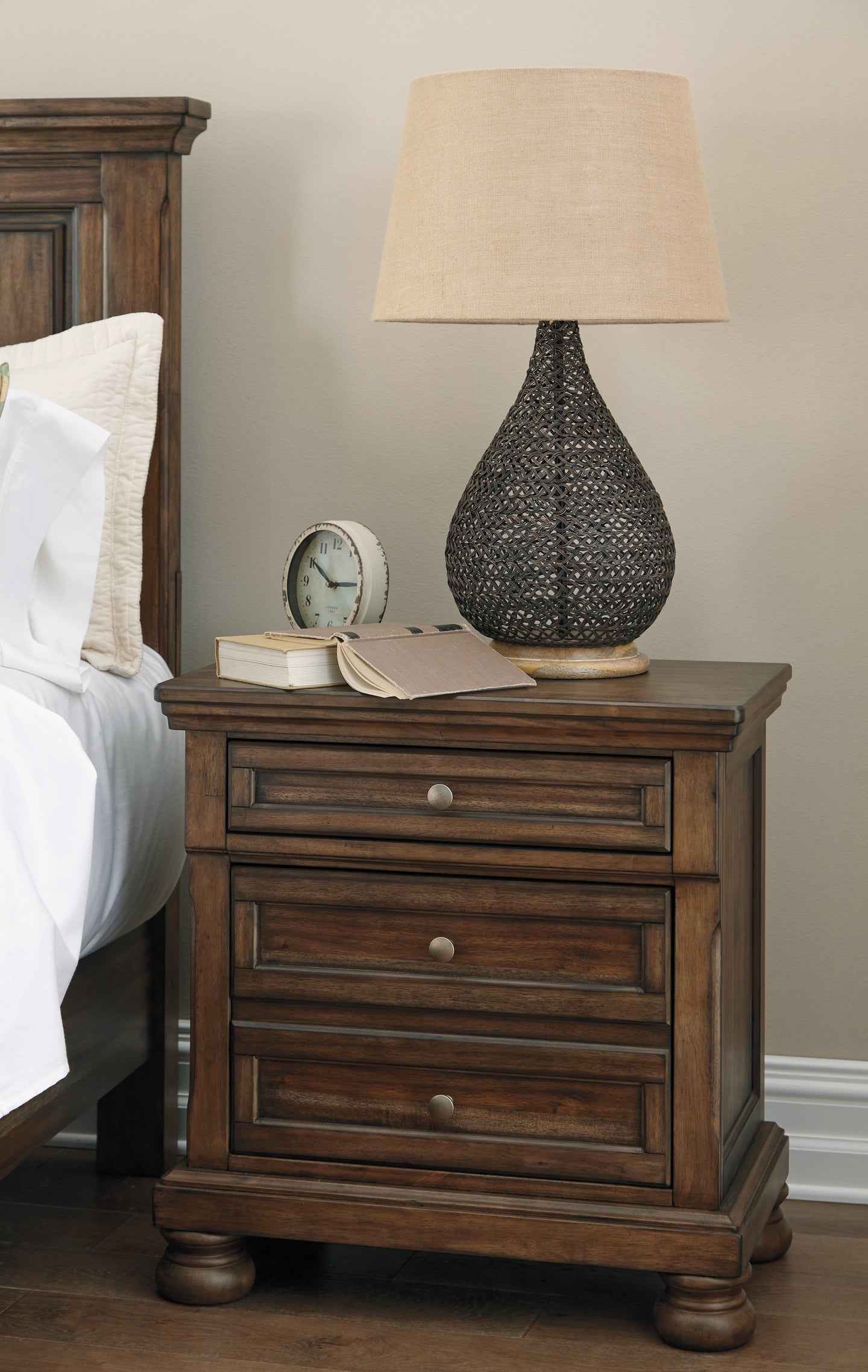 Flynnter Panel Bed With Mirrored Dresser And 2 Nightstands