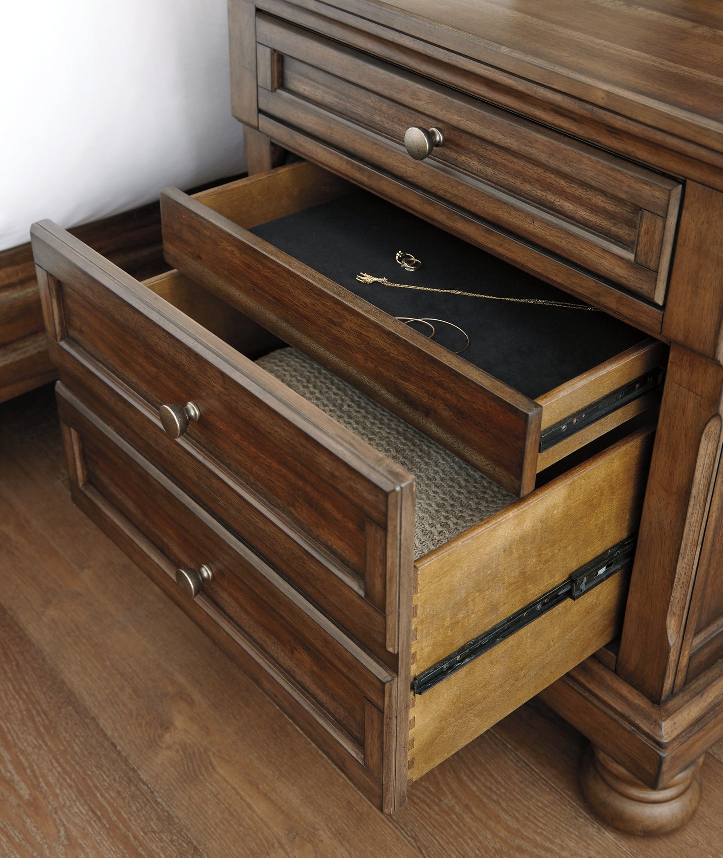 Flynnter Panel Bed With Mirrored Dresser And 2 Nightstands