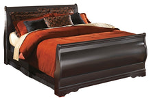 Load image into Gallery viewer, Huey Vineyard Queen Sleigh Bed with Mirrored Dresser
