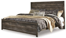 Load image into Gallery viewer, Wynnlow King Panel Bed with Mirrored Dresser and Chest
