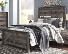 Load image into Gallery viewer, Wynnlow Queen Crossbuck Panel Bed with Mirrored Dresser, Chest and 2 Nightstands
